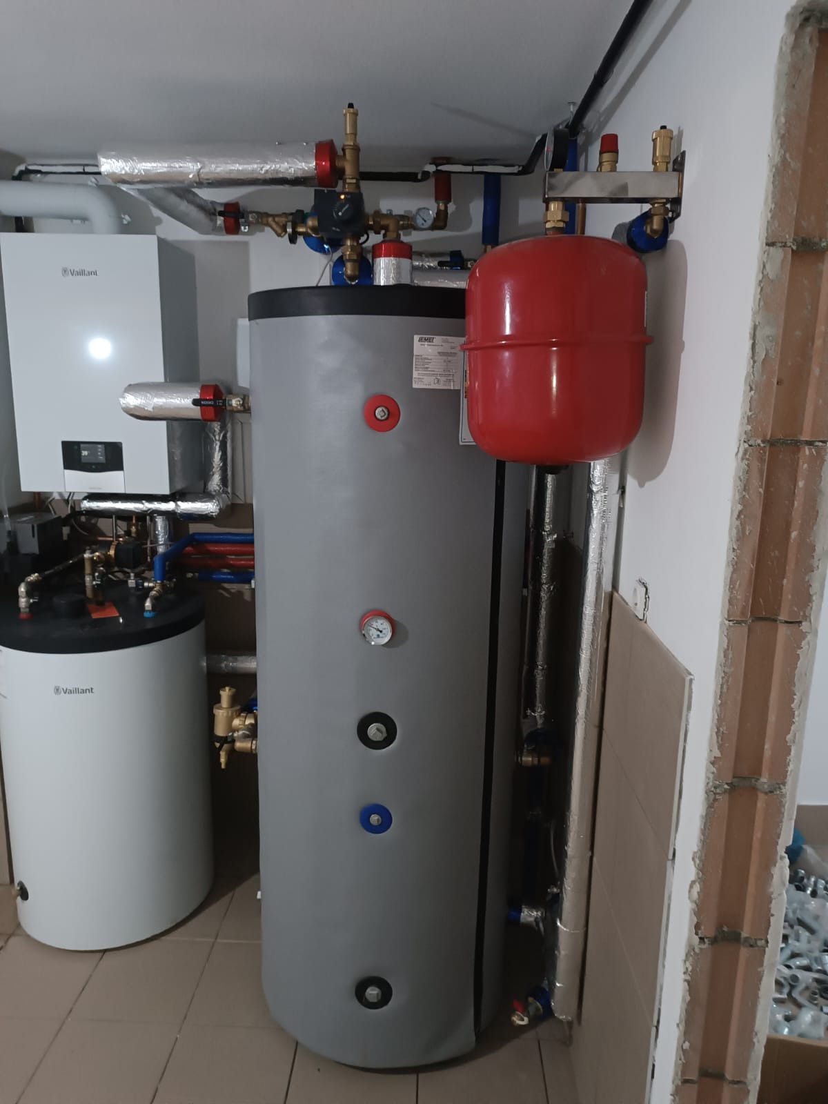 Kotłownia z kotłem gazowym Firmy Vaillant i zbiornikiem akumulacyjnym