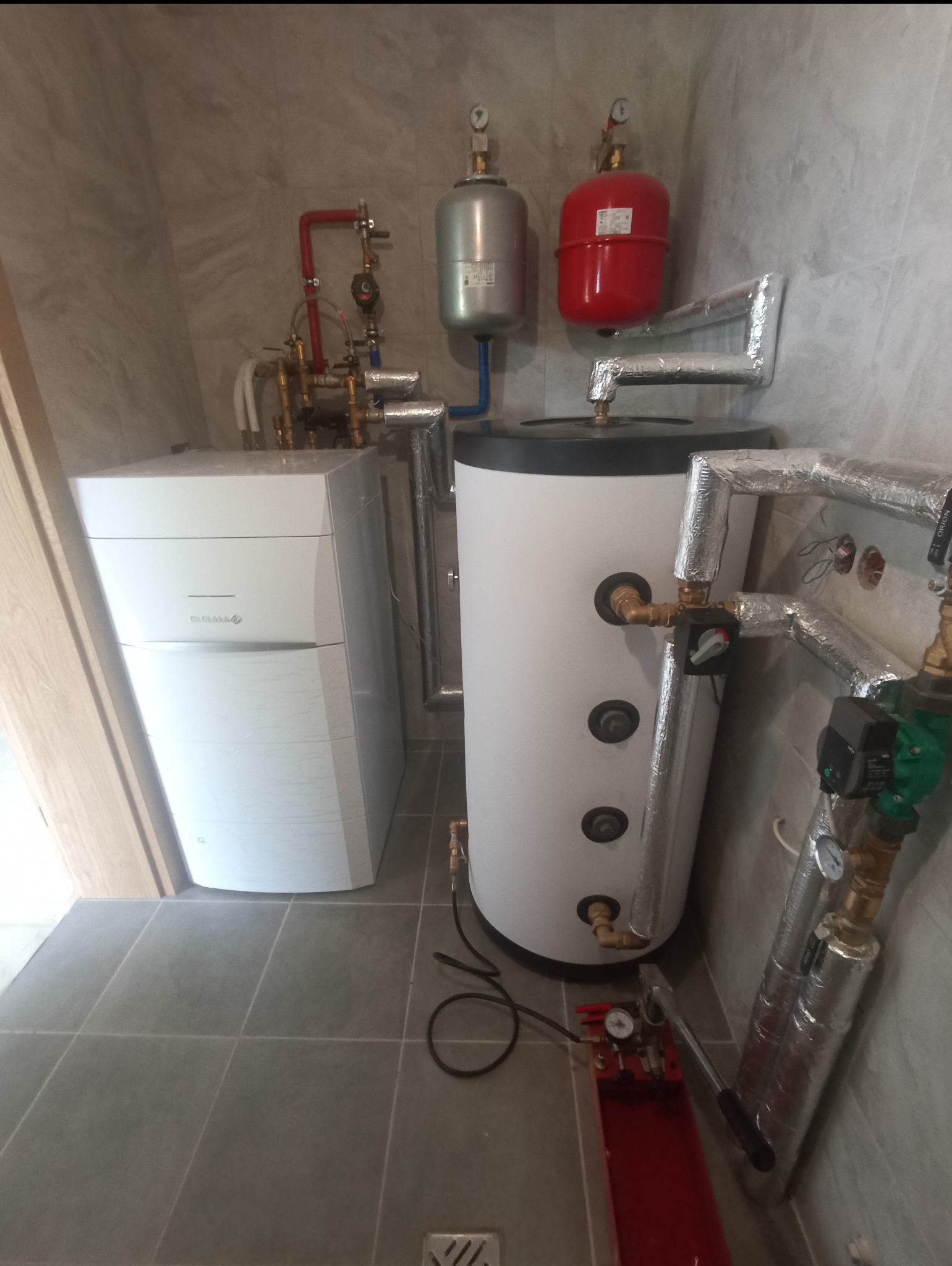 Kotłownia z pompą ciepła typu split Firmy De Dietrich i zbiornikiem akumulacyjnym