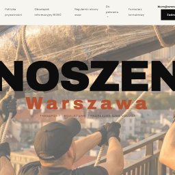 Wojciech Mistewicz - Grafika reklamowa firmy Wnoszenie.pl z Warszawy. Trzech mężczyzn w czapkach i rękawicach wciąga linami zapakowany przedmiot na tle panoramy miasta.