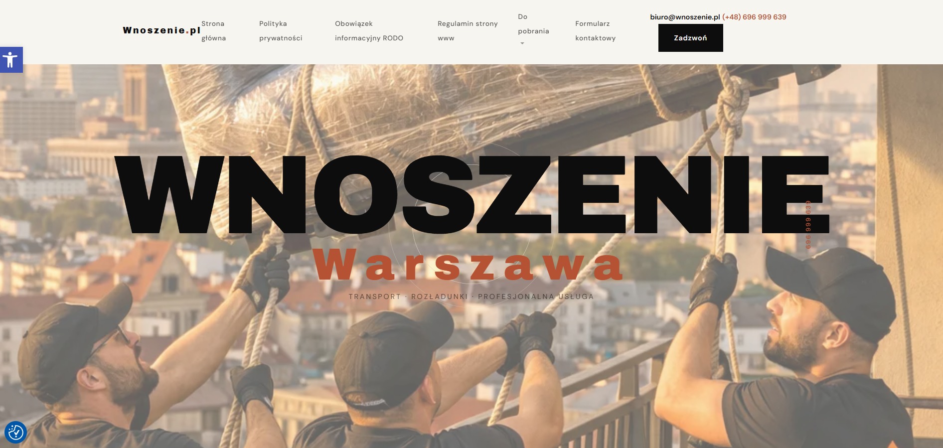 Grafika reklamowa firmy Wnoszenie.pl z Warszawy. Trzech mężczyzn w czapkach i rękawicach wciąga linami zapakowany przedmiot na tle panoramy miasta.