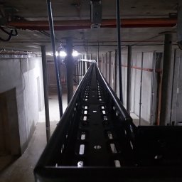 Koryta typu Baks lub OBO stalowe, ale także PCV i inst w rurkach PCV. 