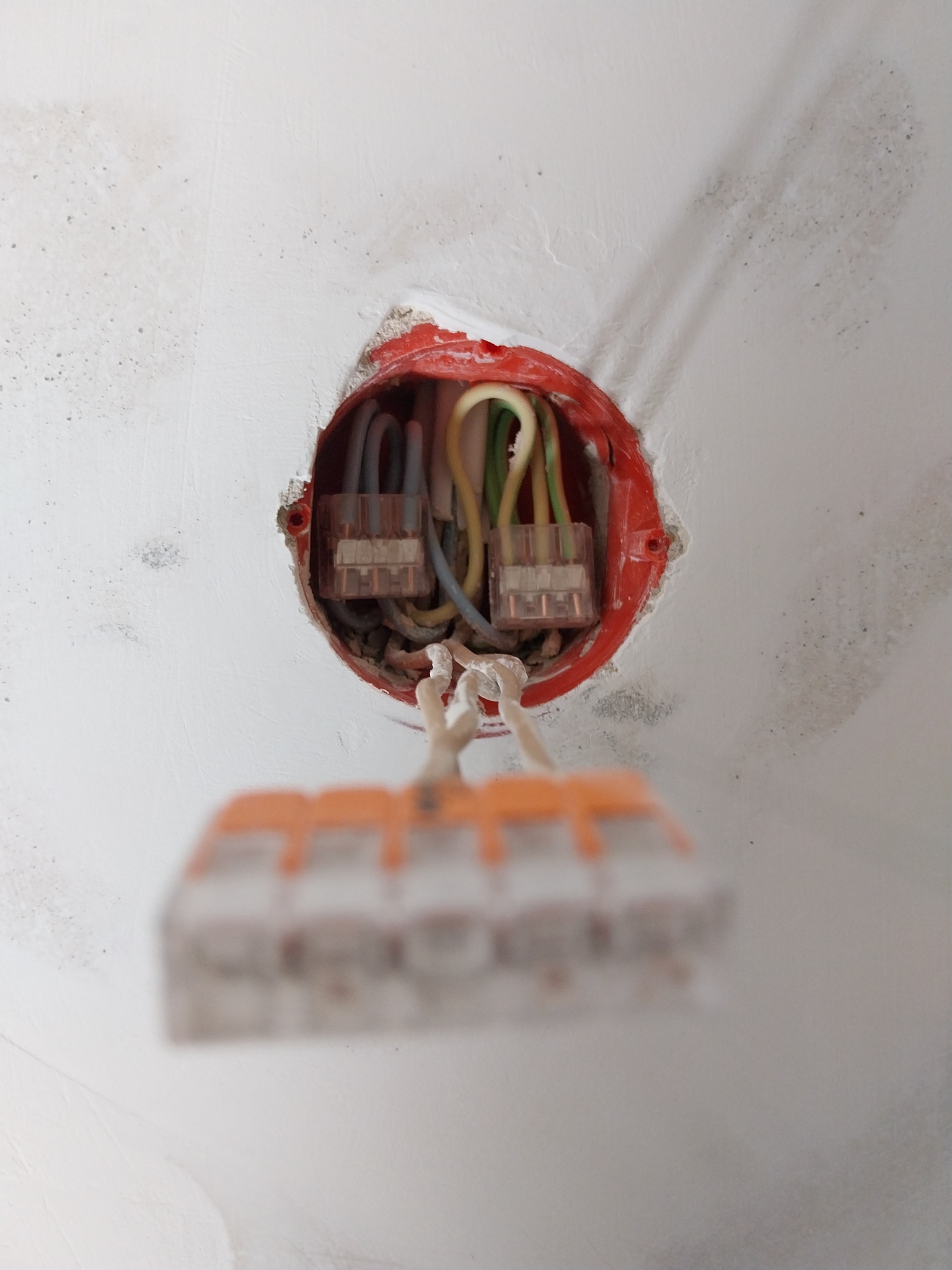 Instalacje w blokach ,bruzdowanie i wiercenie w żelbetonie.