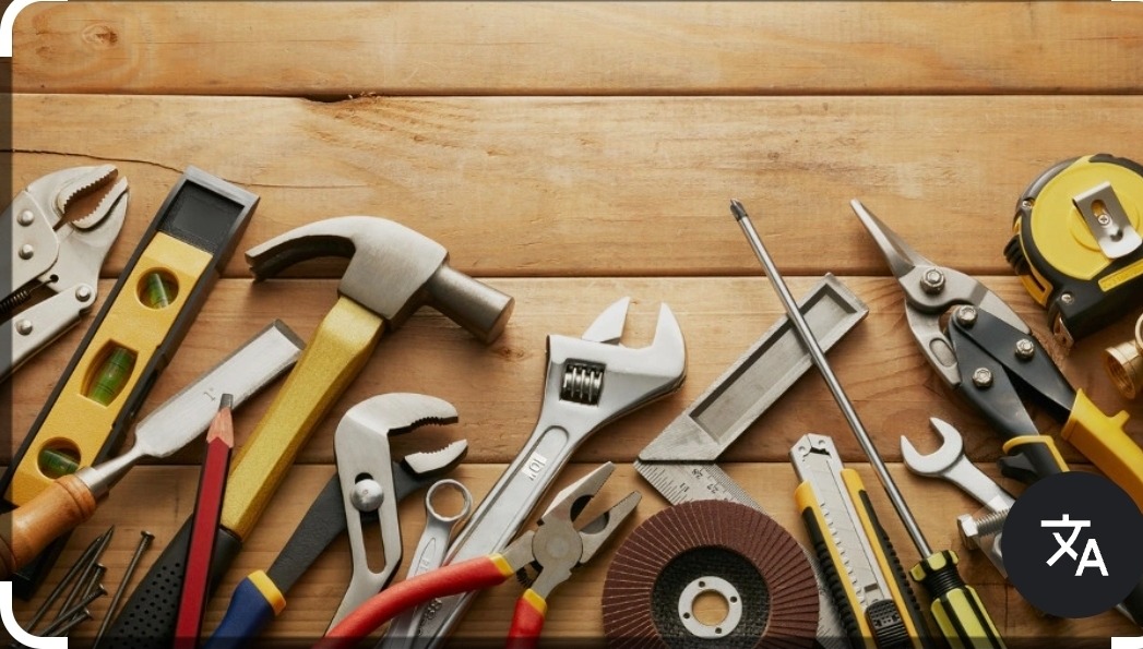 Różnorodne narzędzia hydrauliczne i monterskie, w tym młotek, poziomica, klucze i miara zwinięta, ułożone na drewnianym tle, gotowe do użycia w pracach instalacyjnych.