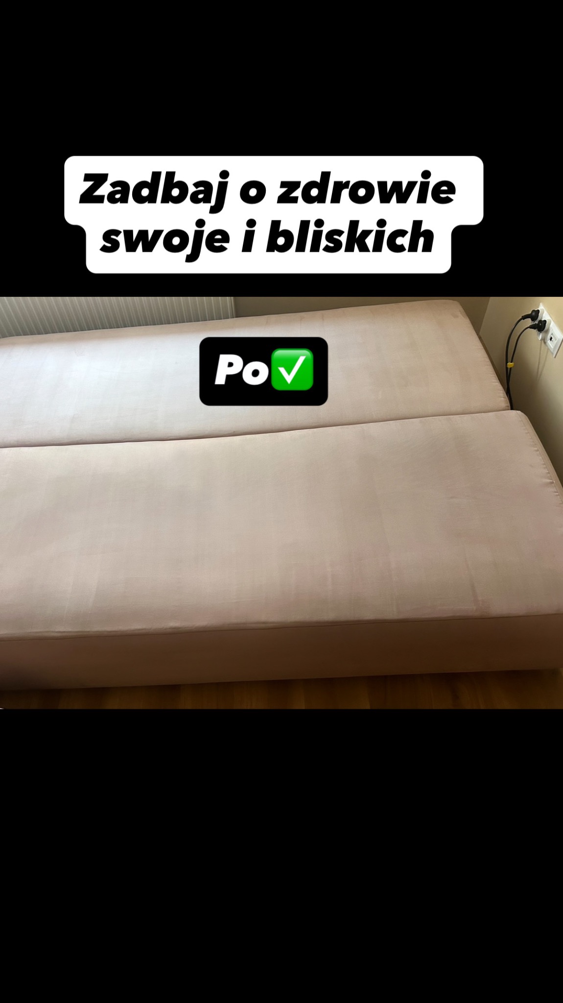Jasna kanapa po czyszczeniu, z nakładką 'Po' z zielonym symbolem zaznaczenia. Widoczne gniazdko elektryczne i fragment ściany. Zadbane meble tapicerowane.