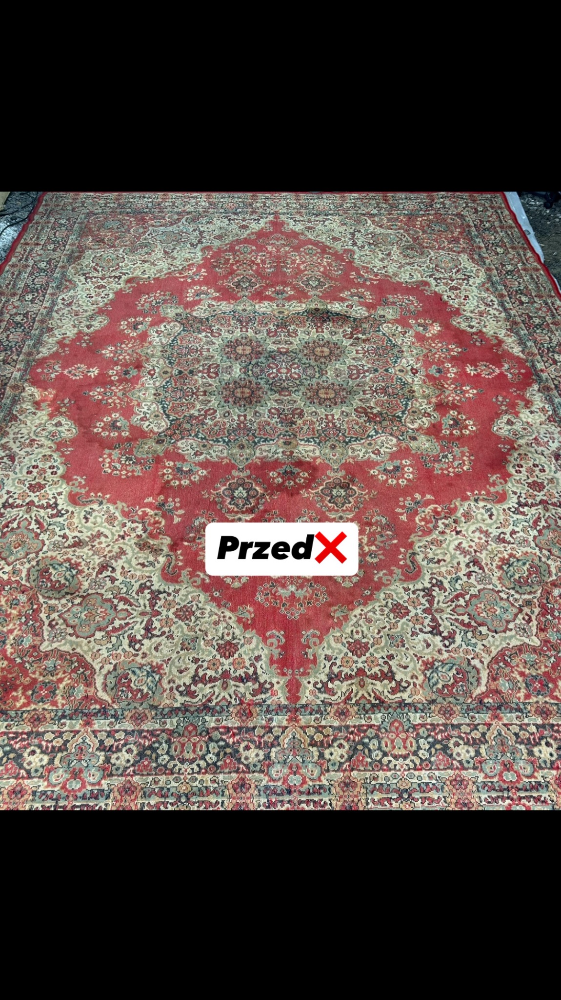 Czerwony, wzorzysty dywan orientalny z widocznymi plamami i zabrudzeniami, oznaczony napisem 'Przed'.
