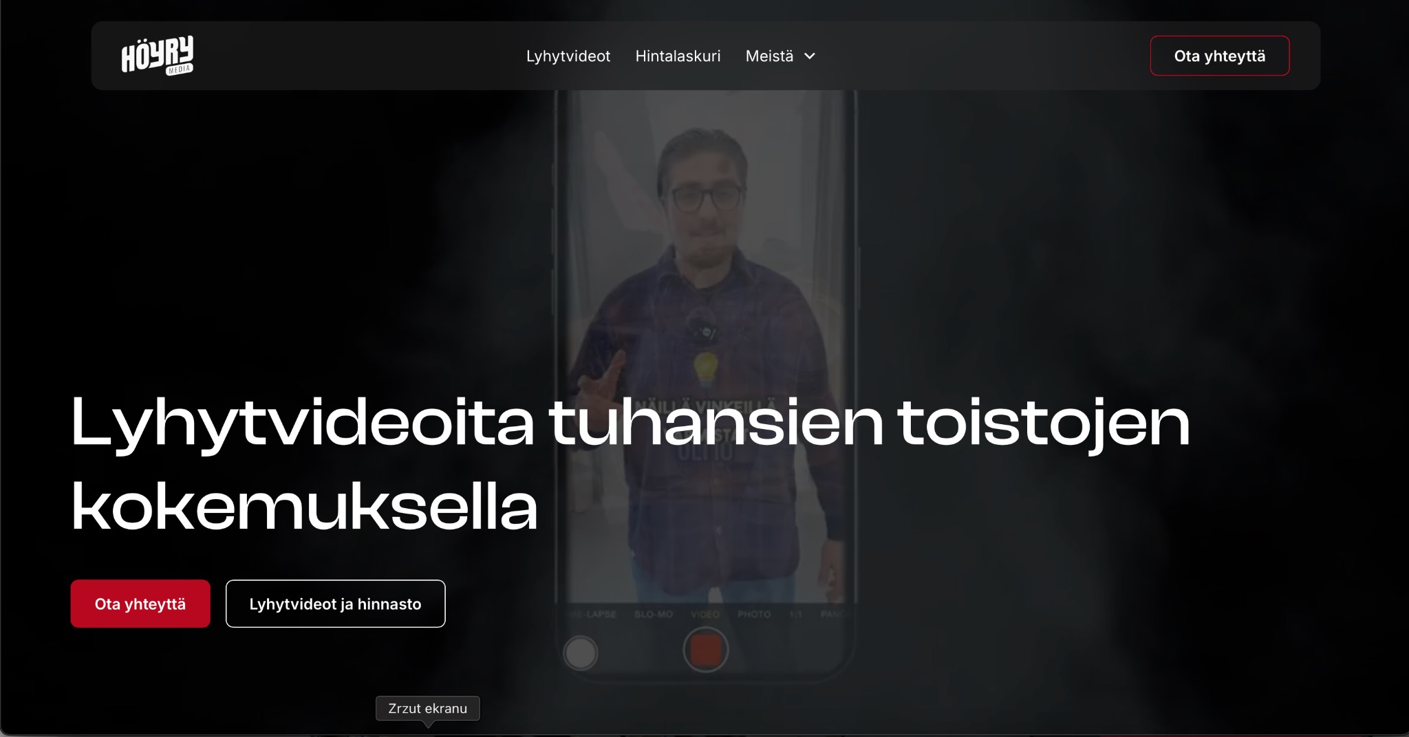 Strona internetowa z wideo prezentacją osoby nagrywanej telefonem. Tekst: Lyhytvideoita tuhansien toistojen kokemuksella. Logo firmy w lewym górnym rogu.