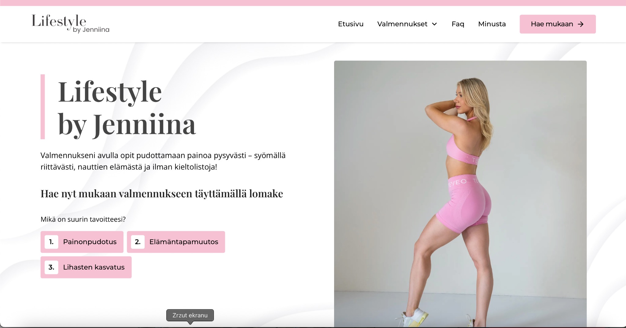 Zrzut ekranu strony internetowej 'Lifestyle by Jenniina' z blond modelką w różowym stroju sportowym. Tekst w języku fińskim. Widoczne opcje: Painonpudotus, Elämäntapamuutos.