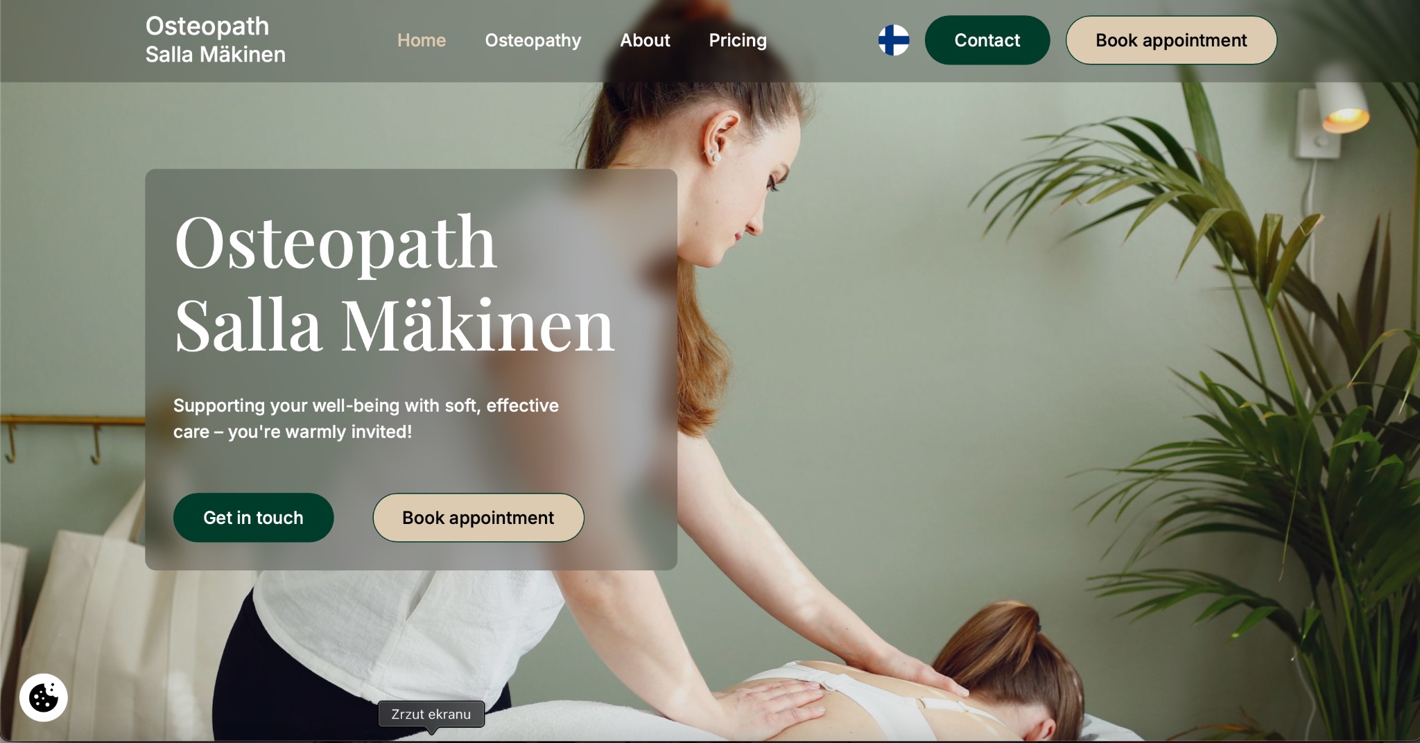 Zrzut ekranu strony internetowej osteopaty Salli Mäkinen. Kobieta wykonuje masaż pleców pacjentki. Widoczne menu strony, przyciski 'Get in touch' i 'Book appointment'.
