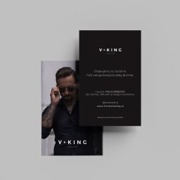 Katarzyna Rębacz - Dwie karty z logo V+KING Jewelry: jedna z podziękowaniem i kodem rabatowym, druga z wizerunkiem mężczyzny w okularach i biżuterii. Minimalistyczny design w czerni i bieli.