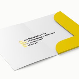 Katarzyna Rębacz - Otwarta, biała teczka firmowa z żółtym elementem graficznym, prezentująca dane firmy: doświadczenie, zadowoleni klienci, pracownicy i maszyny. Minimalistyczny design na białym tle.