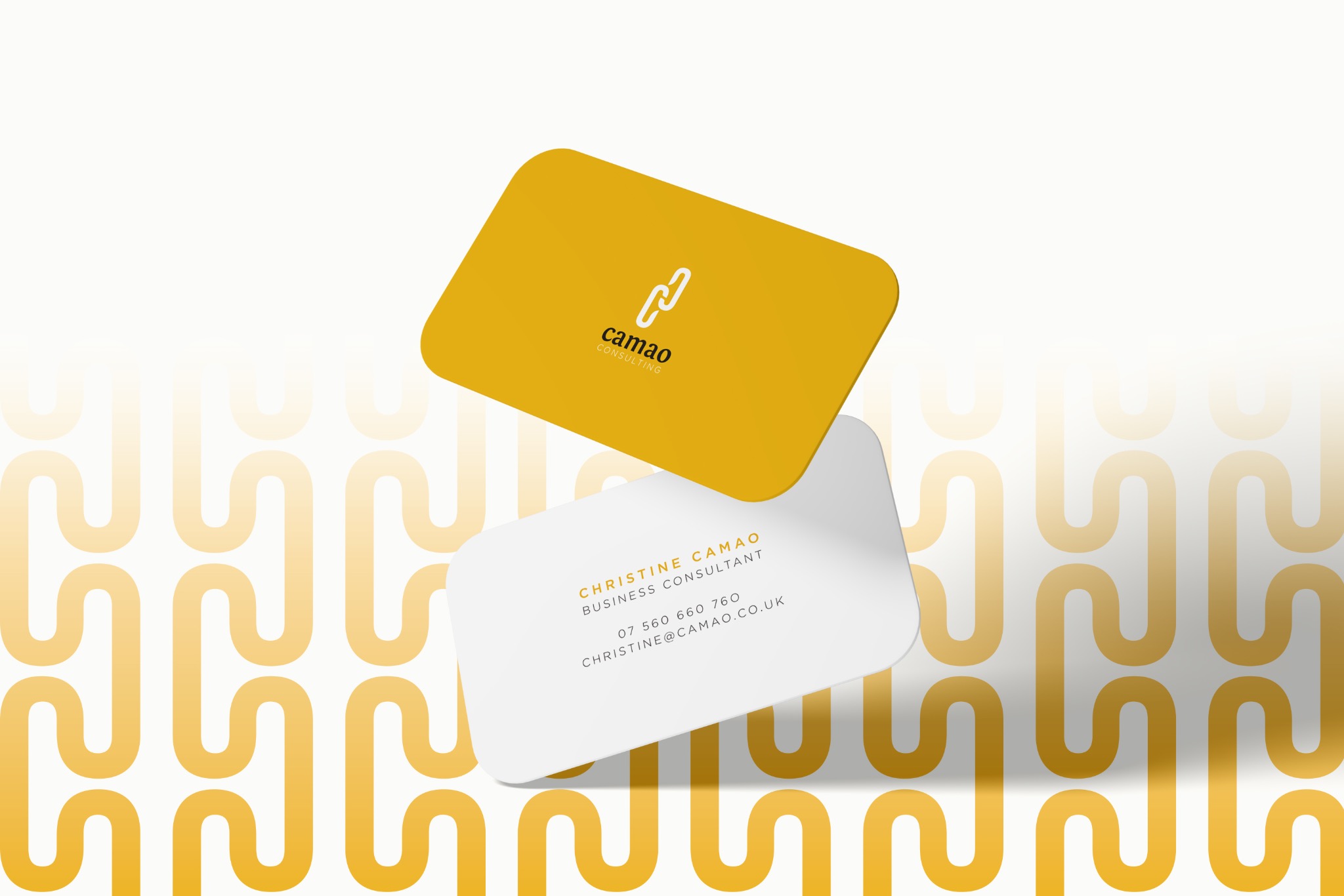 Dwie wizytówki z zaokrąglonymi rogami na abstrakcyjnym tle. Górna wizytówka jest żółta z białym logo, dolna biała z danymi kontaktowymi.