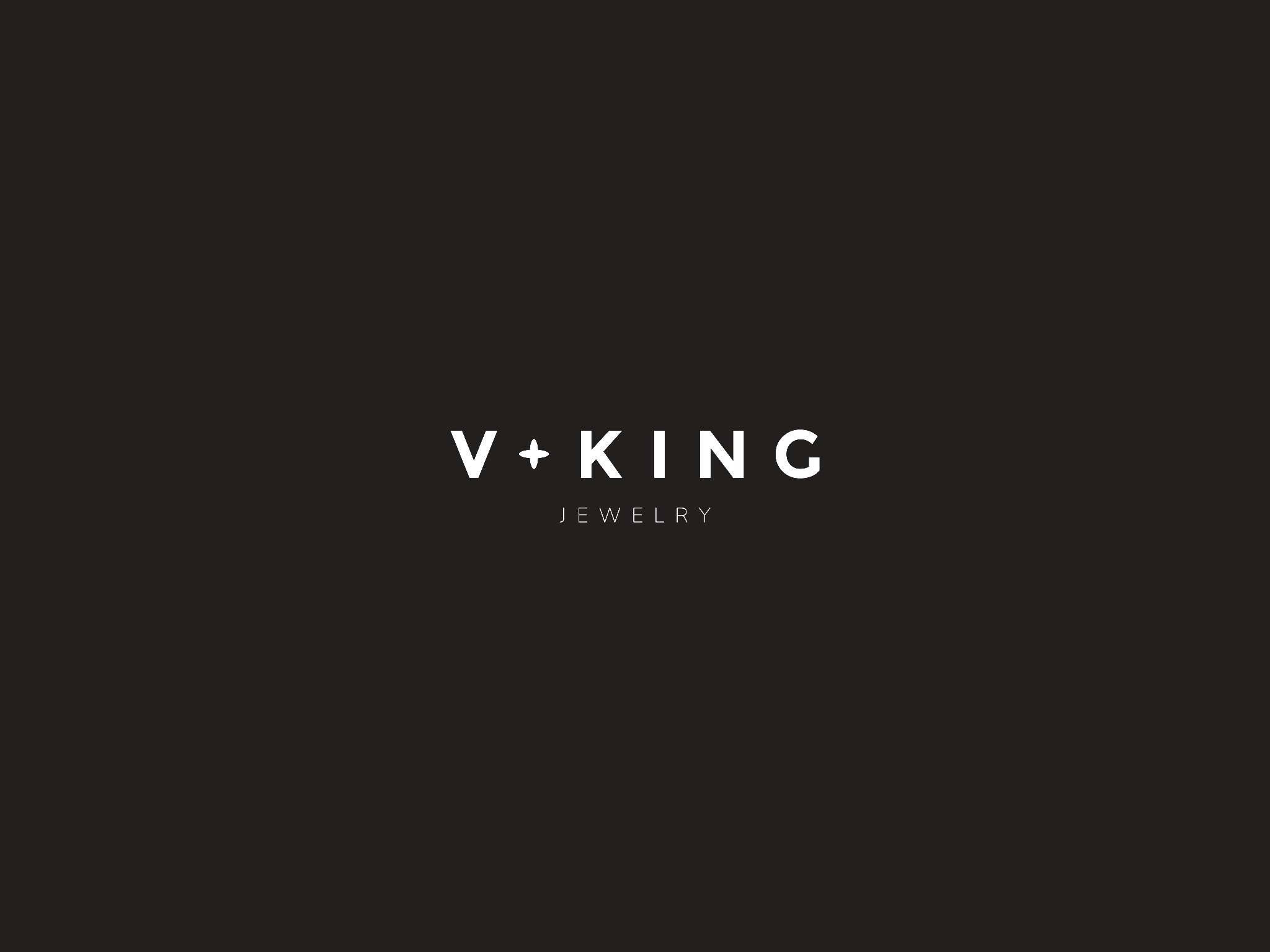 Minimalistyczne logo 'V+KING Jewelry' w bieli na ciemnoszarym tle. Prosty, elegancki font. Centralna kompozycja, subtelny branding dla branży jubilerskiej.