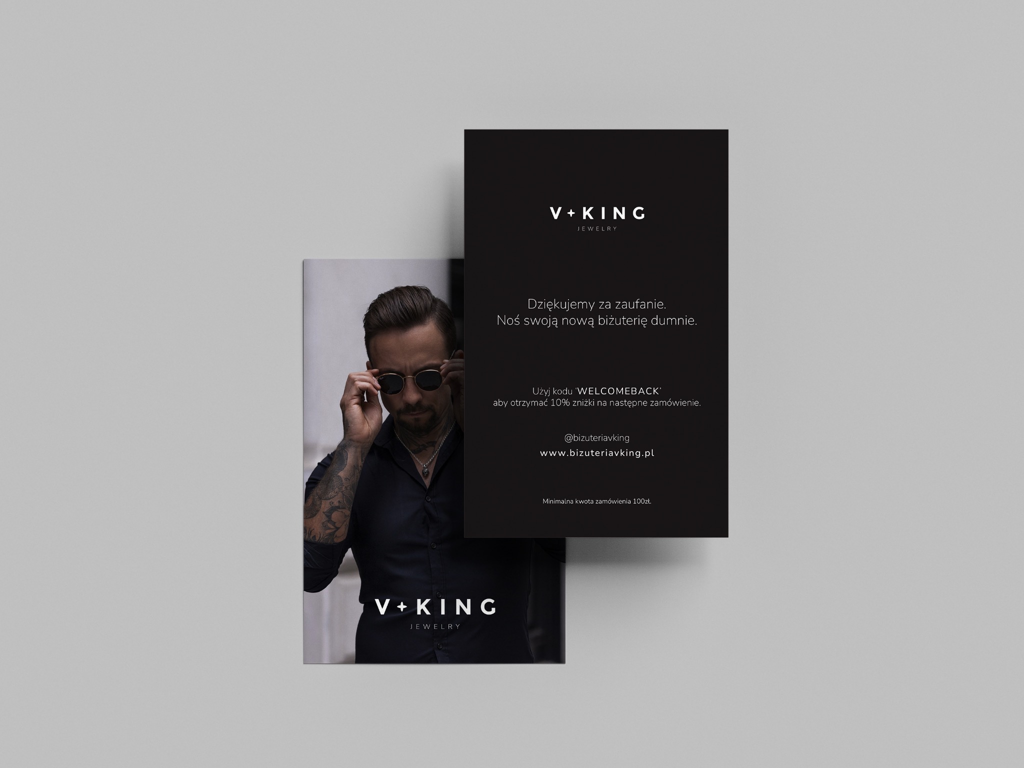 Dwie karty z logo V+KING Jewelry: jedna z podziękowaniem i kodem rabatowym, druga z wizerunkiem mężczyzny w okularach i biżuterii. Minimalistyczny design w czerni i bieli.