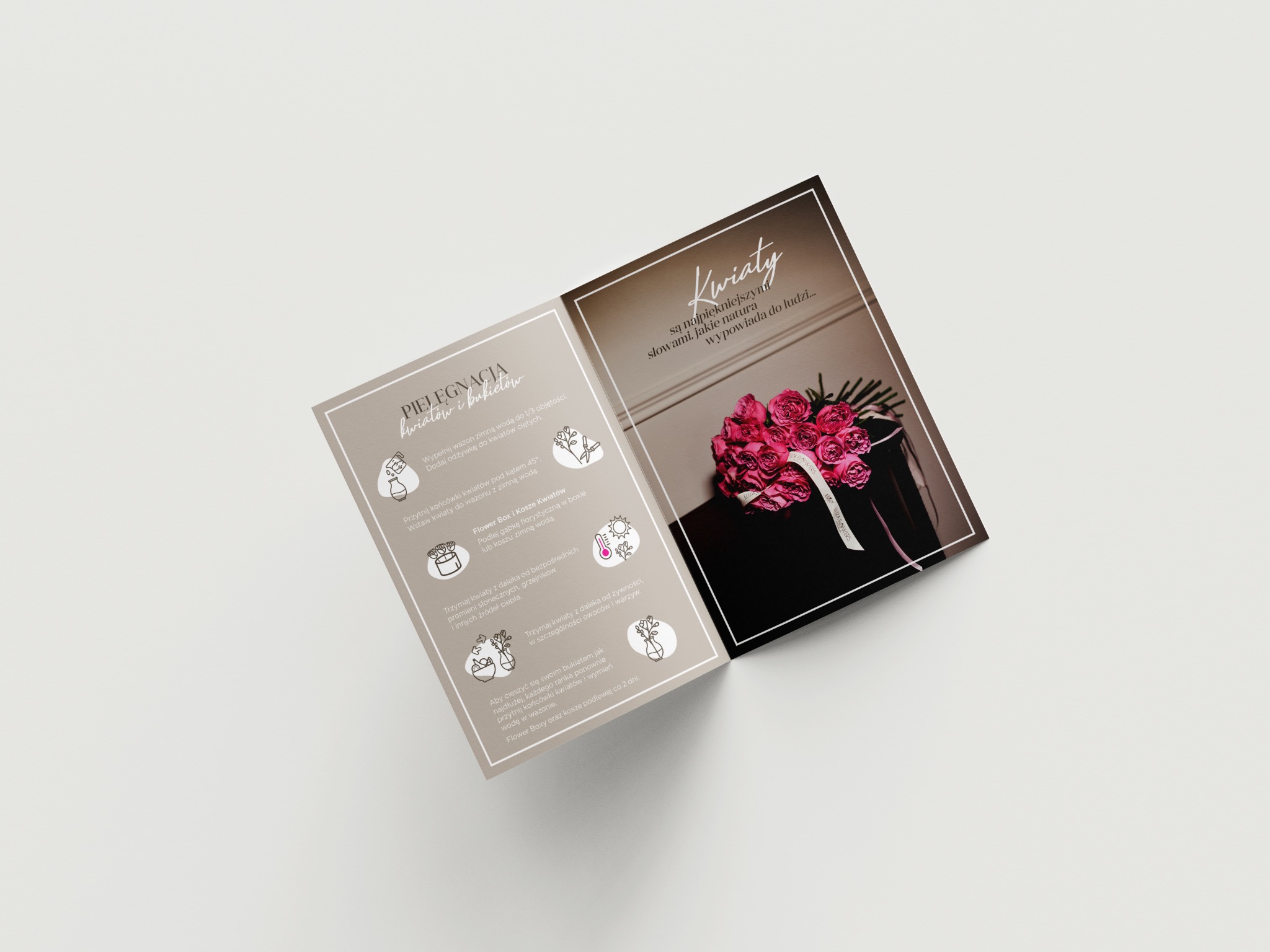 Dwustronicowa ulotka reklamowa z instrukcjami pielęgnacji kwiatów i bukietów oraz zdjęciem flower boxu z różami, leżąca pod kątem na jasnym tle.