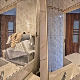 Klaudia Wymiata Klaudia Golonka - Łazienka przed i po umyciu lustra. Po lewej brudne lustro, po prawej czyste, odbijające pralkę i drzwi. Widoczne płytki na ścianach.