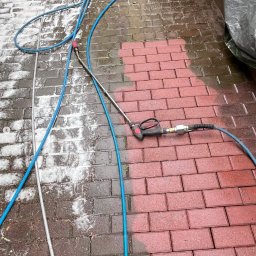 Mazo Wash Krystian Balcerzak - Mycie kostki brukowej: efekt przed i po z użyciem myjki ciśnieniowej. Połowa kostki czysta, czerwona, druga połowa brudna, szara. Widoczny wąż i lanca myjki.