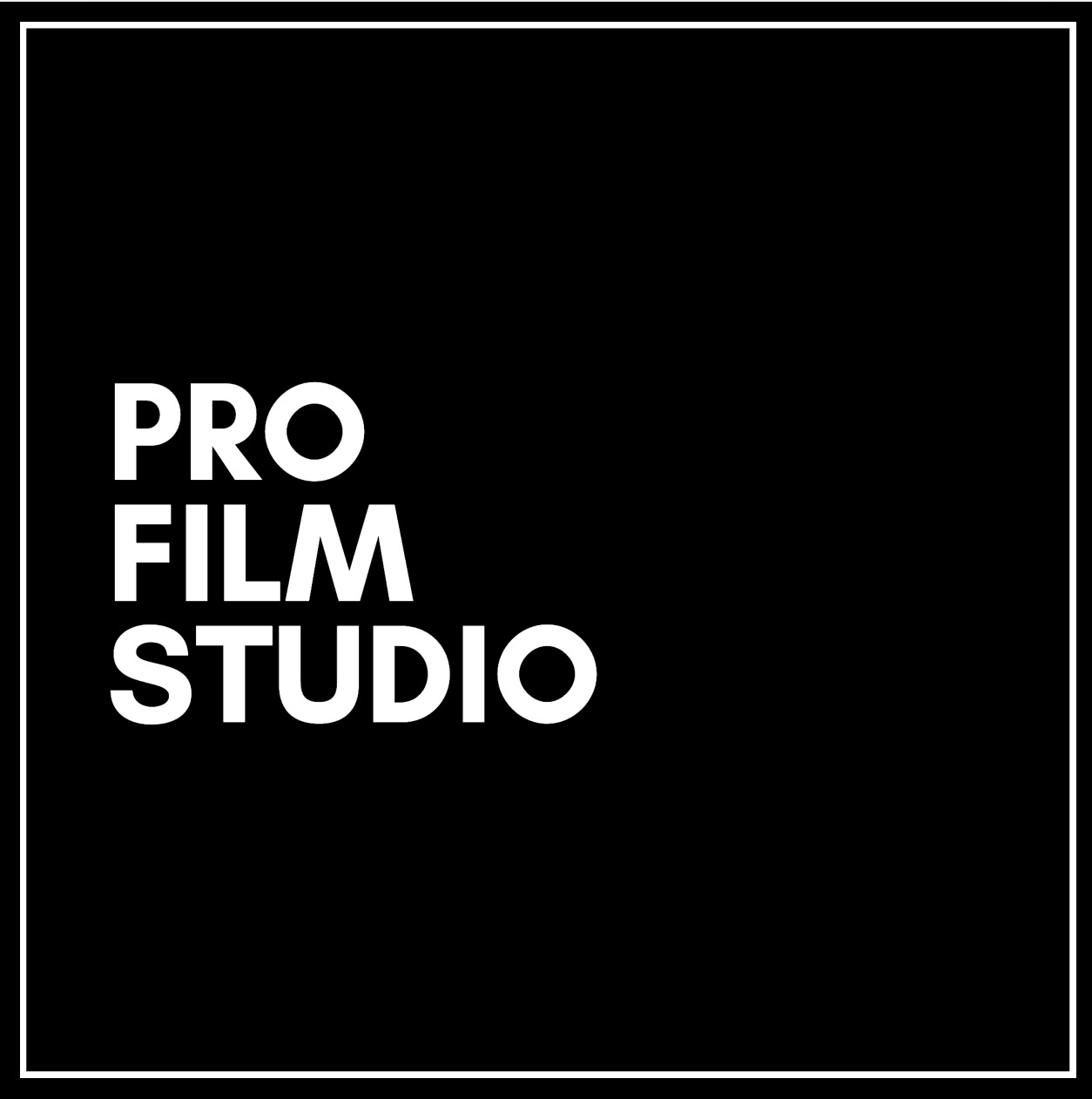 Minimalistyczne logo 'PRO FILM STUDIO' w bieli na czarnym tle, obramowane białą linią. Studio filmowe ze Szczecina.