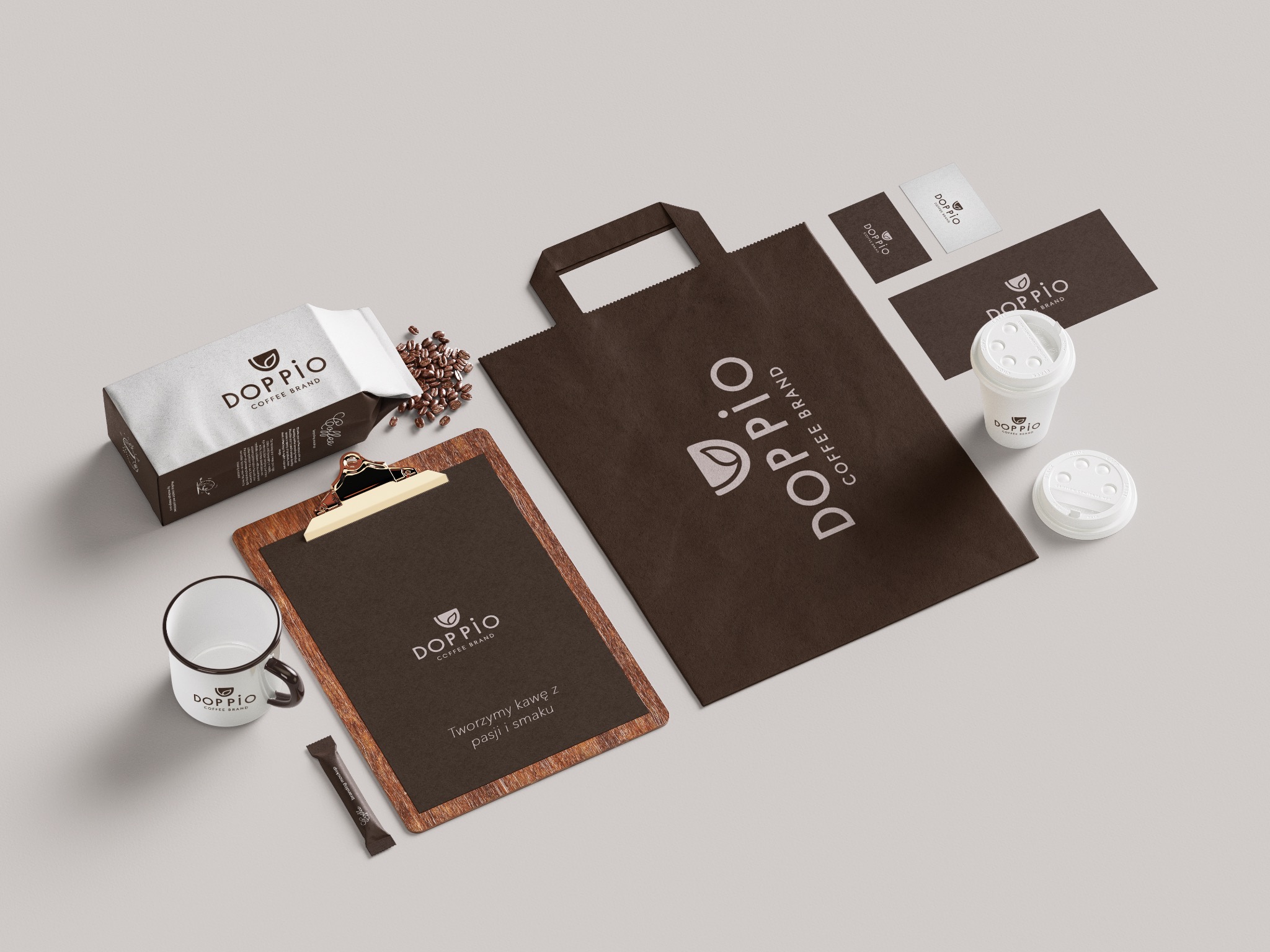 Zestaw brandingowy 'Doppio Coffee Brand' z torbą, wizytówkami, kubkiem, opakowaniem kawy i menu na desce, prezentowany na gładkim tle. Elegancki minimalizm.