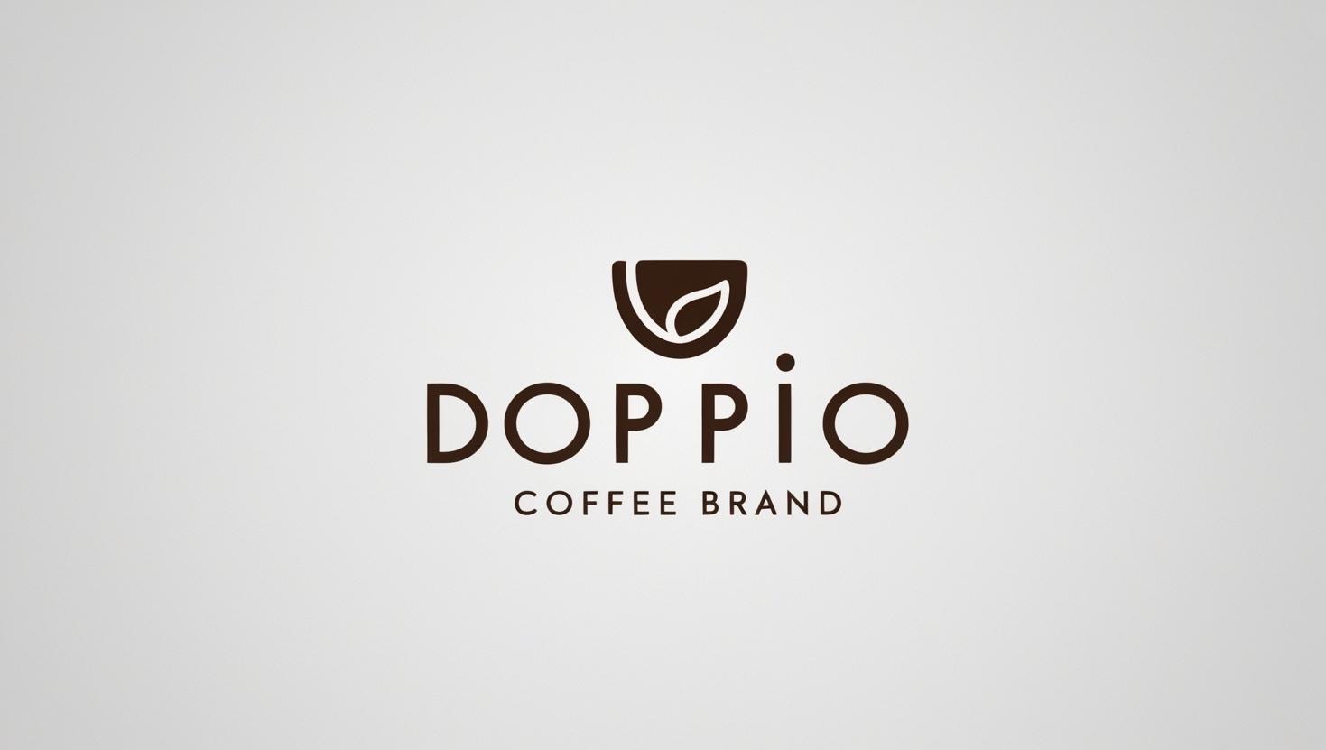 Minimalistyczne logo 'DOPPIO' z symbolem liścia w filiżance, oznaczające markę kawy. Ciemnobrązowy napis na jasnoszarym tle, proste i eleganckie.