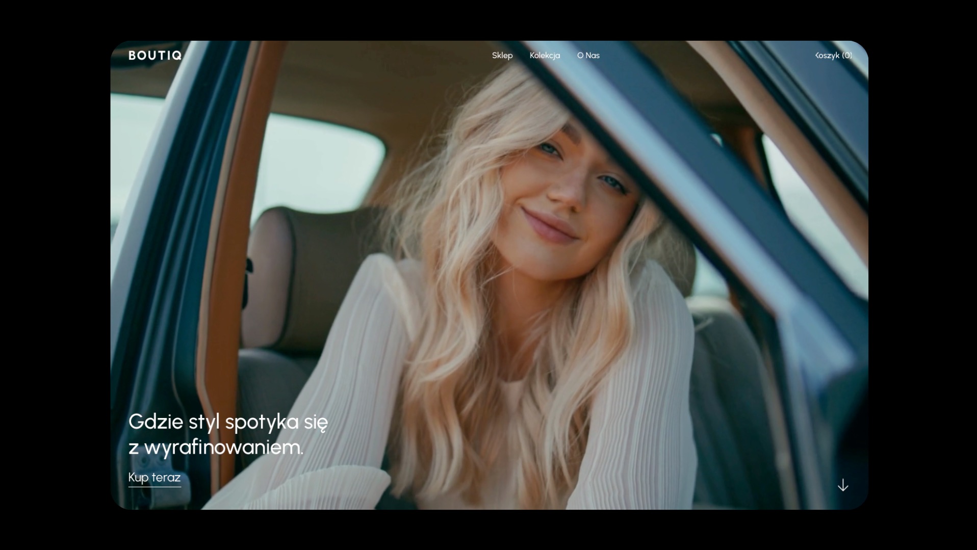Strona internetowa butiku odzieżowego z blond modelką w samochodzie, promująca połączenie stylu i wyrafinowania. Widoczne menu nawigacyjne i przycisk 'Kup teraz'.