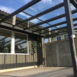 Zadaszenie szklane z odprowadzeniem wody w słupie