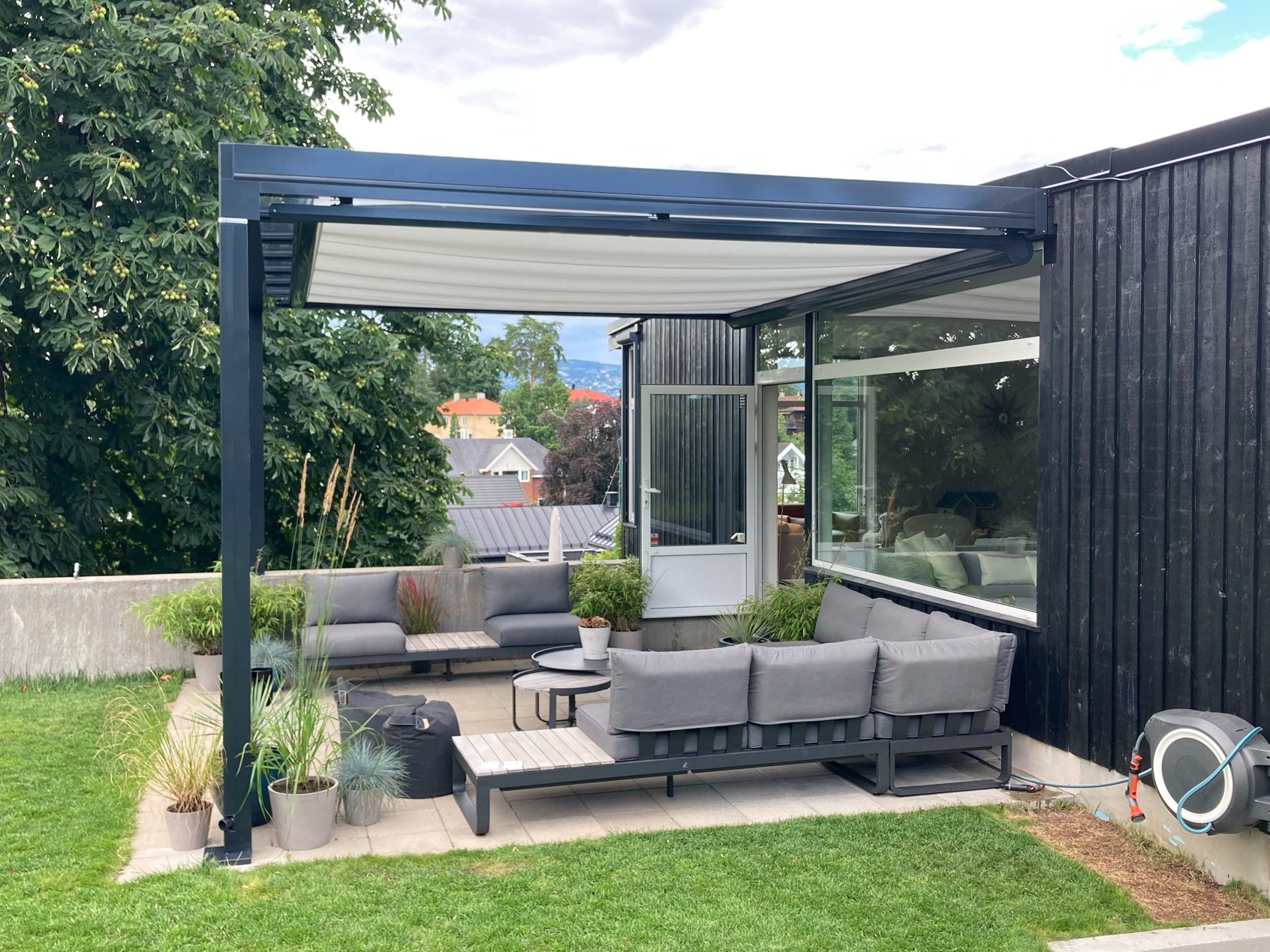 Zadaszenie szklane wraz z zintegrowaną markizą pod szkłem.