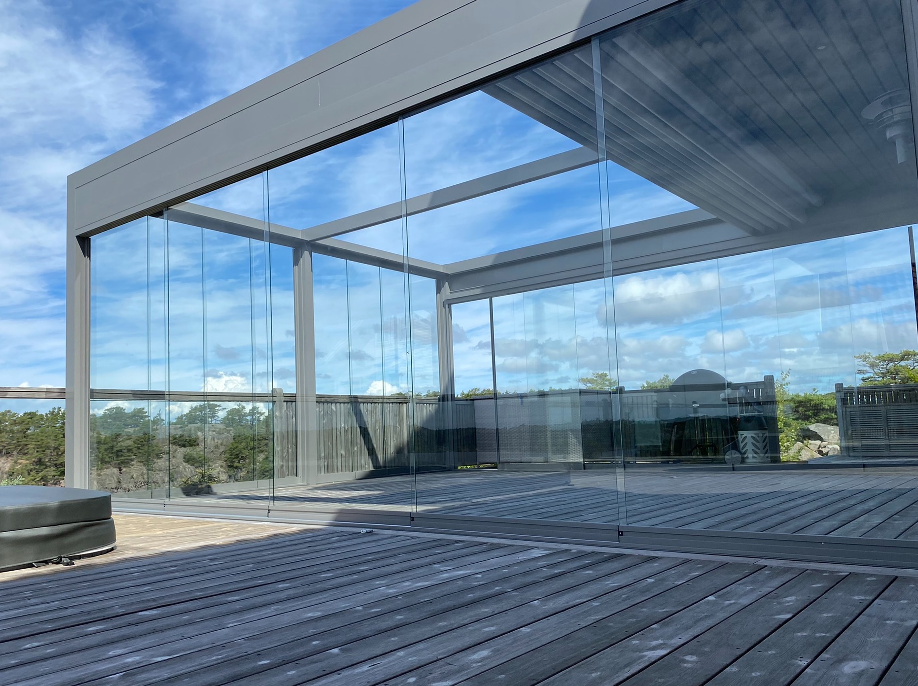 Pergola z rozwijanym dachem tkaninowym wraz z bezramowym systemem przesuwnym