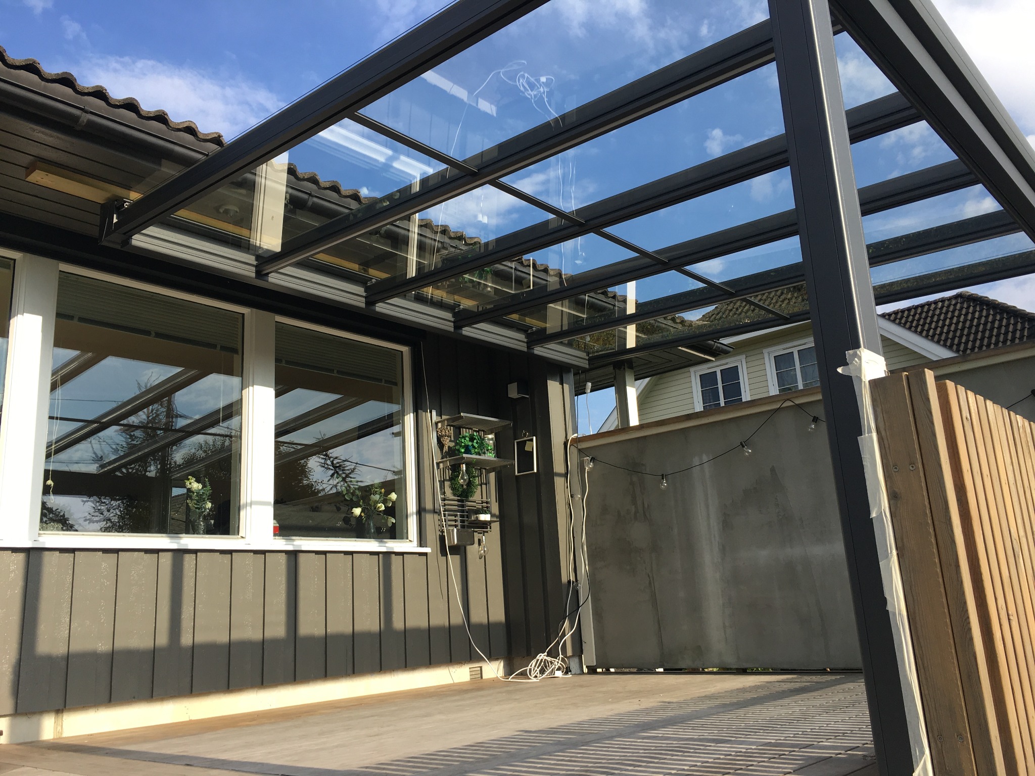 Zadaszenie szklane z odprowadzeniem wody w słupie