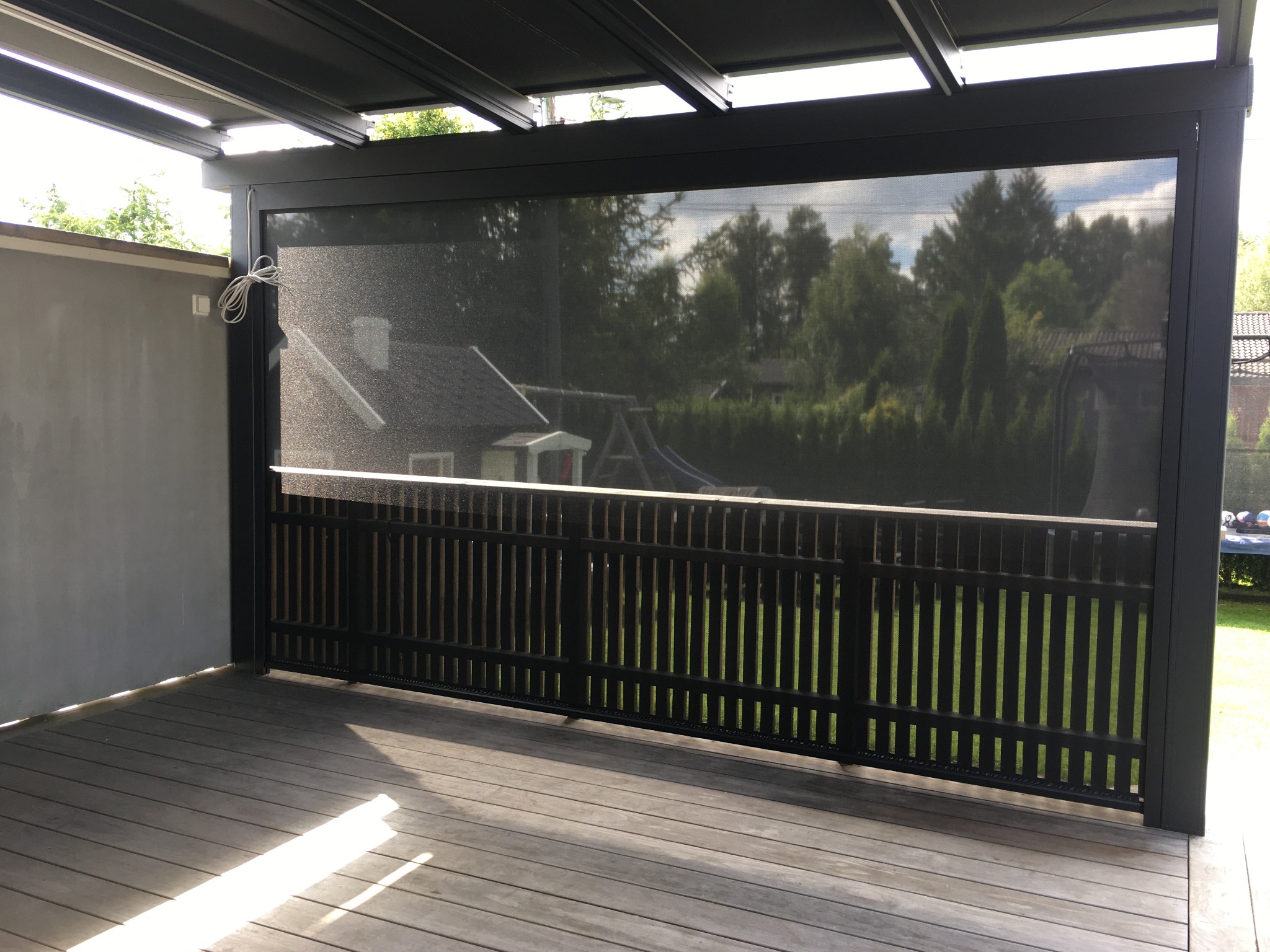 Zadaszenie szklane wraz z zintegrowaną markizą oraz roletą typu screen