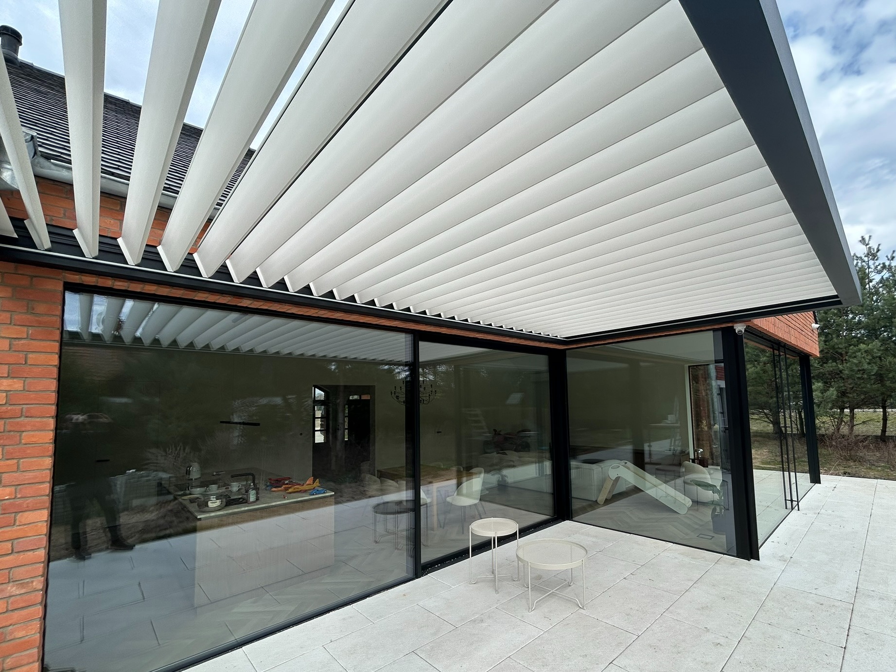 Pergola bioklimatyczna (lamelowa) z zintegrowanym oświetleniem led