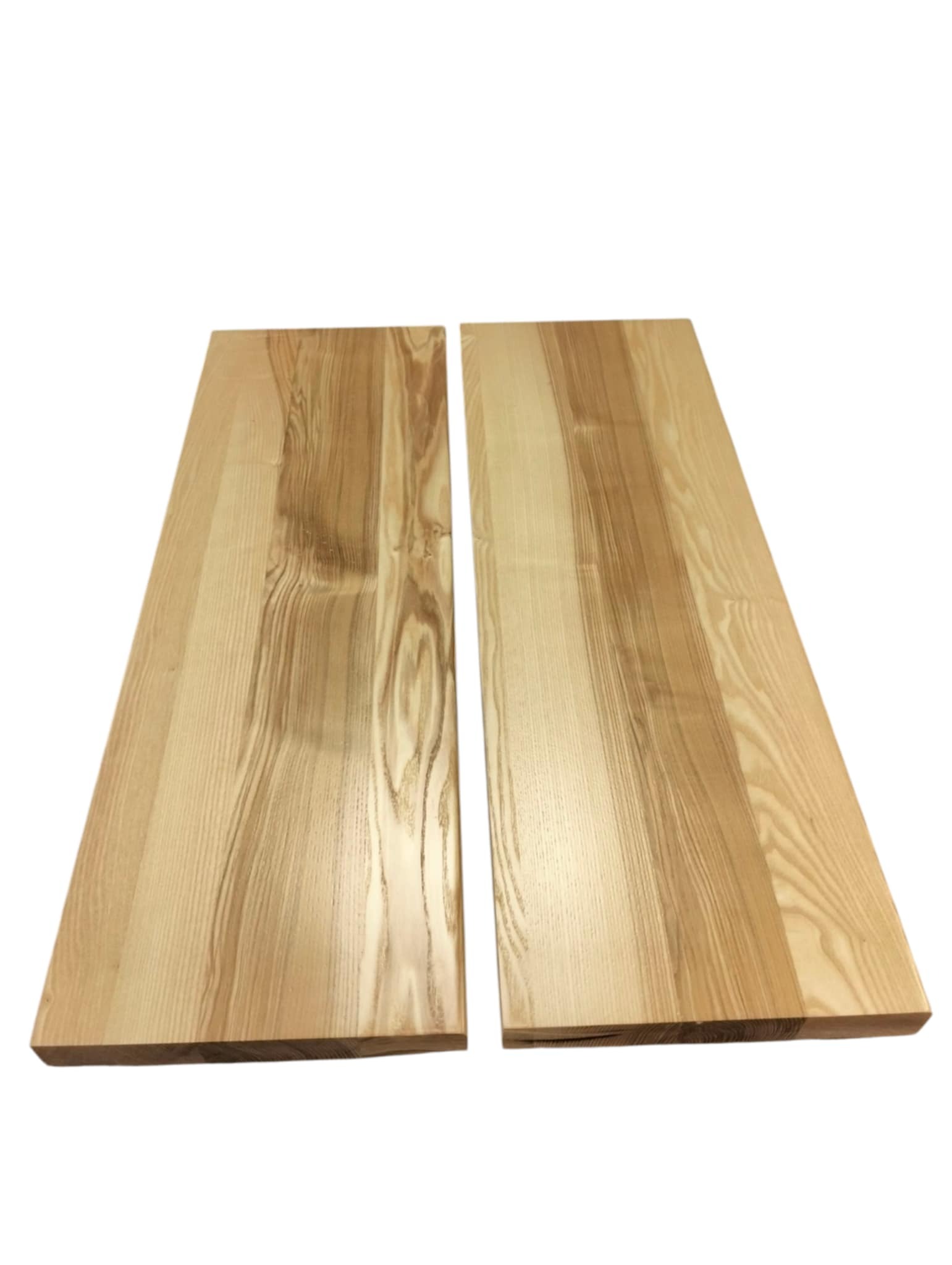 Dwa jasne, drewniane blaty z wyraźnym usłojeniem, leżące obok siebie na białym tle. Widoczne krawędzie i naturalna tekstura drewna.