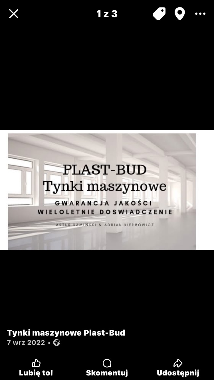 Jasne wnętrze po tynkowaniu maszynowym, z widocznymi kolumnami i oknami. Nałożony tekst reklamowy firmy Plast-Bud.