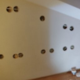 TOMASZ PIETRUCZANIS ELTECH SERWIS - Ściana z wywierconymi otworami pod gniazdka elektryczne i włączniki, widoczne przewody. Przygotowanie do instalacji elektrycznej w nowym budynku.