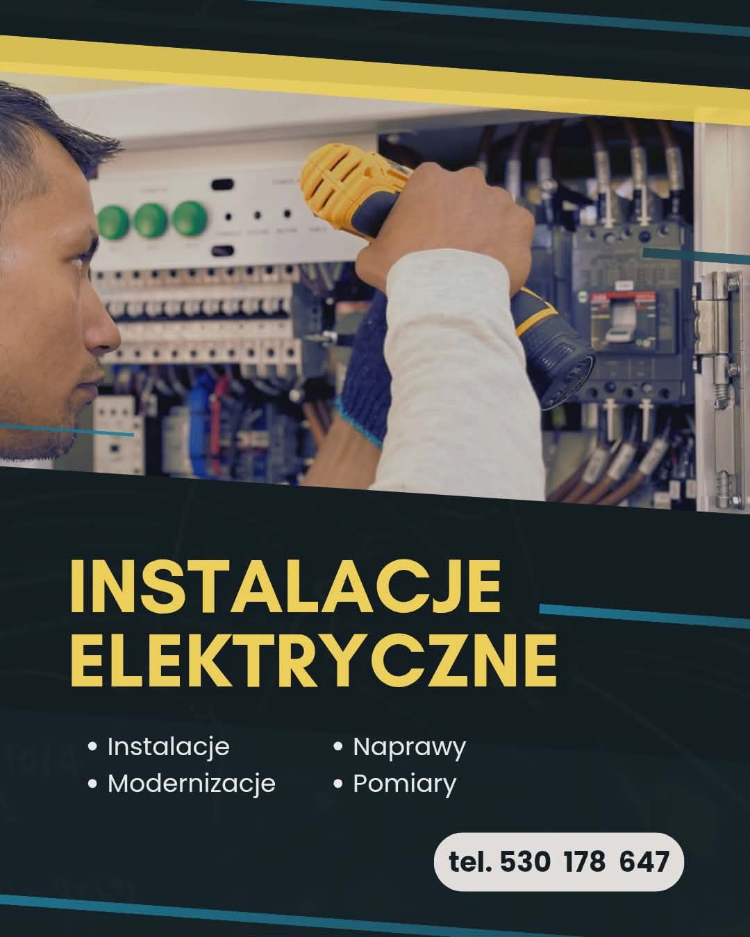 Elektryk w trakcie pracy nad instalacją elektryczną w rozdzielnicy, używając wkrętarki. Widoczne przewody i zabezpieczenia. Reklama firmy z numerem telefonu.