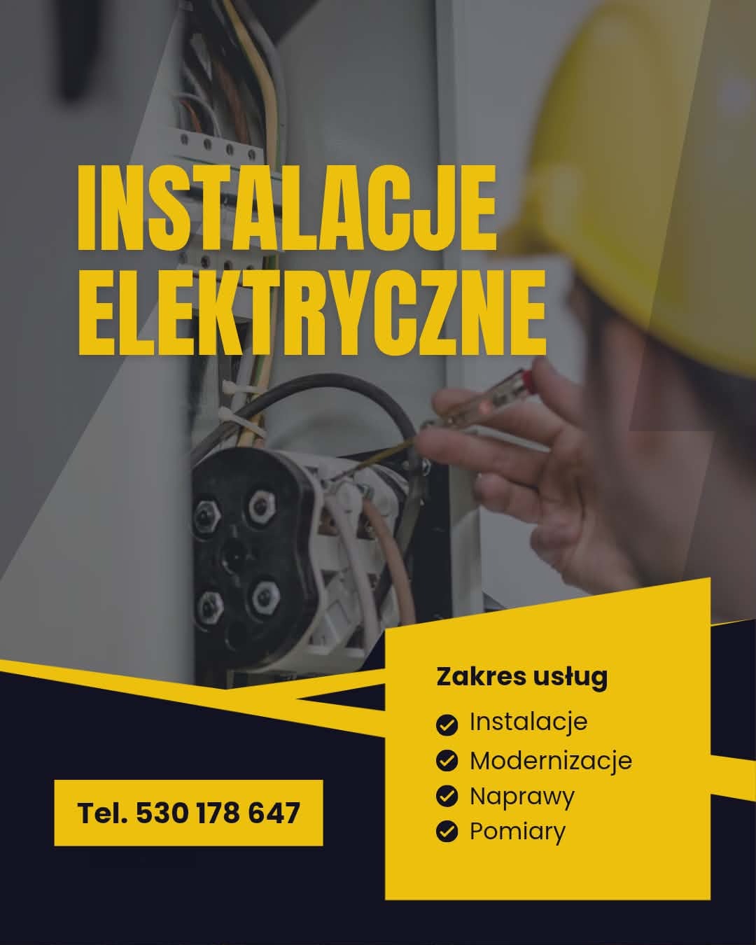 Instalacje elektryczne: Elektryk w kasku sprawdza napięcie w skrzynce bezpiecznikowej. Widoczne przewody, zakres usług i numer telefonu.
