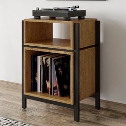 Vitek Olejnik - Regał na płyty winylowe z gramofonem na górze, drewniane półki w metalowej ramie, widoczne okładki płyt Queen i innych wykonawców.