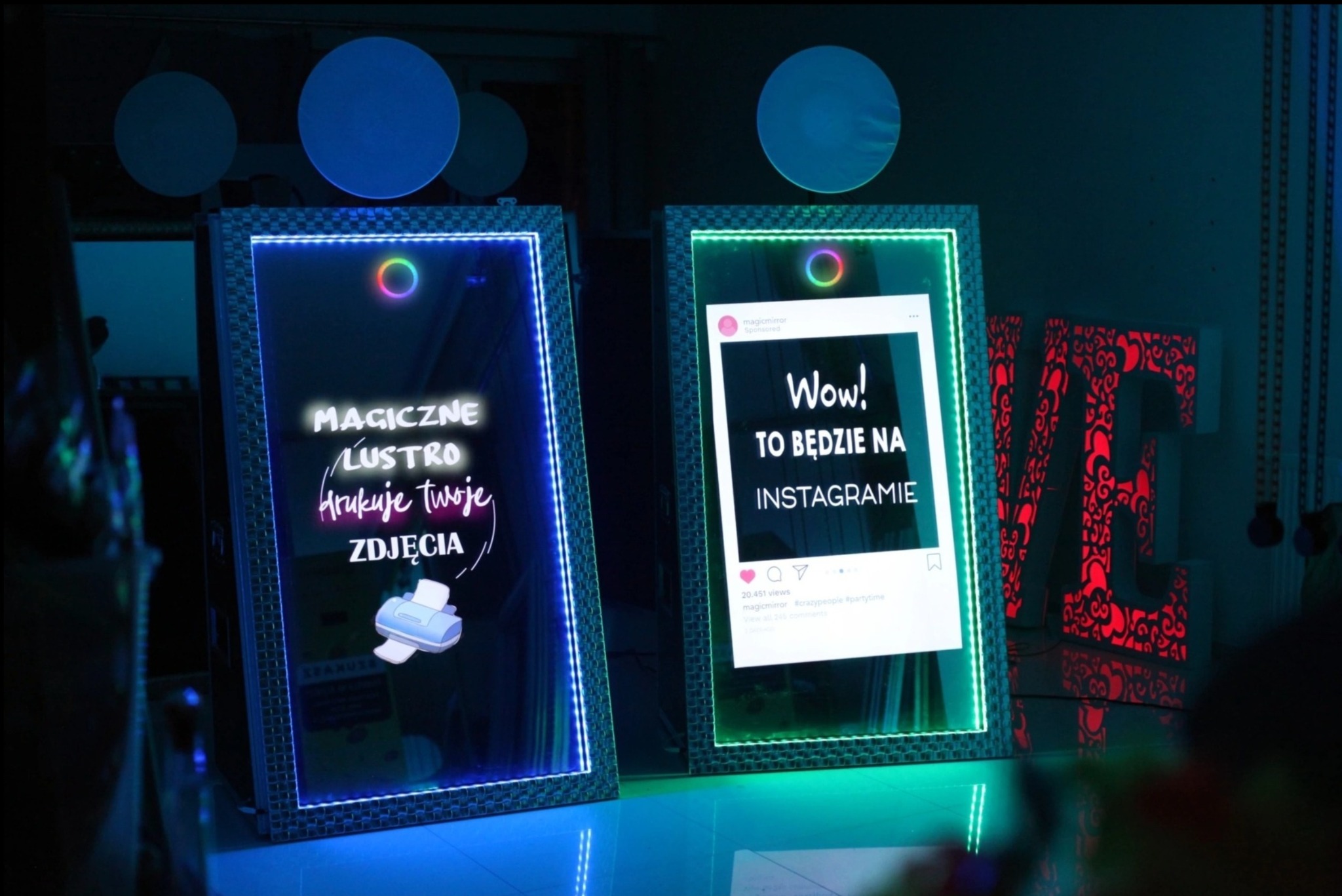 Fotolustro, które robi efekt WOW! Interaktywne zdjęcia, personalizacja i niezapomniana zabawa dla gości.