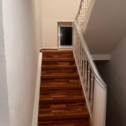 Tomasz Skwirzynski - Klatka schodowa po renowacji. Odświeżone ściany, polakierowane schody i poręcz.