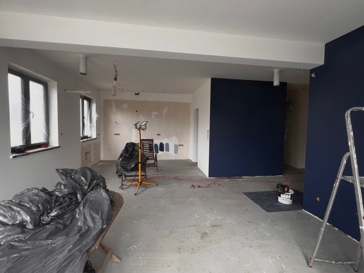 Salon w nowo wybudowanym domu malowany w dwóch kolorach.