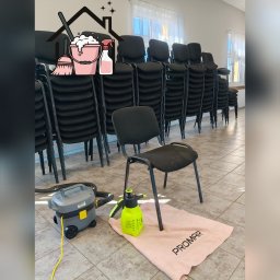Promar kompleksowe usługi sprzątające - Przygotowanie do czyszczenia krzeseł w sali: odkurzacz Karcher, spryskiwacz i ręcznik Promar na tle ułożonych w stosy krzeseł. Grafika z ikoną sprzątania w rogu.