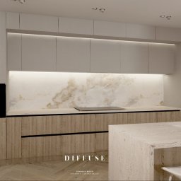 Diffuse Design Studio Dominika Wasik - Nowoczesna kuchnia z drewnianymi szafkami, marmurowym blatem i oświetleniem LED. Minimalistyczny design z wyspą kuchenną i czarnym piekarnikiem w zabudowie.