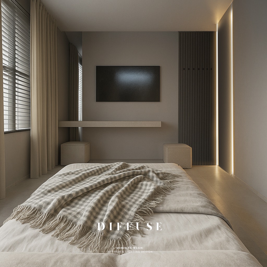 Minimalistyczna sypialnia w beżach: łóżko z pledem, TV na ścianie, subtelne oświetlenie LED i żaluzje w oknie. Nowoczesny design wnętrza z dbałością o detale.