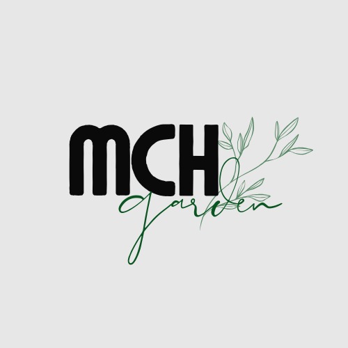 Logo firmy ogrodniczej MCH Garden z czarnym napisem MCH i zielonym, stylizowanym napisem Garden, ozdobione delikatnymi, zielonymi gałązkami.
