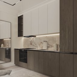 Neuform - Nowoczesna kuchnia z drewnianymi szafkami dolnymi i białymi górnymi, marmurowym blatem i oświetleniem LED. Minimalistyczny design z czarnymi akcentami.