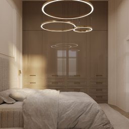 Neuform - Elegancka sypialnia w beżach: łóżko z tapicerowanym wezgłowiem, szafa na wymiar z połyskiem, okrągłe lampy wiszące i wysokie lustro.