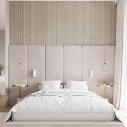 Neuform - Elegancka sypialnia w beżach: łóżko z wysokim tapicerowanym wezgłowiem, minimalistyczne lampy wiszące i stoliki nocne. Subtelne oświetlenie i tekstylia tworzą przytulną atmosferę.
