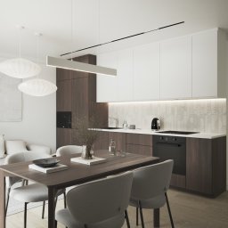 Neuform - Nowoczesna kuchnia z drewnianymi szafkami i białymi górnymi frontami, oświetlona listwą LED. Stół z szarymi krzesłami i dekoracjami. Minimalistyczny design.