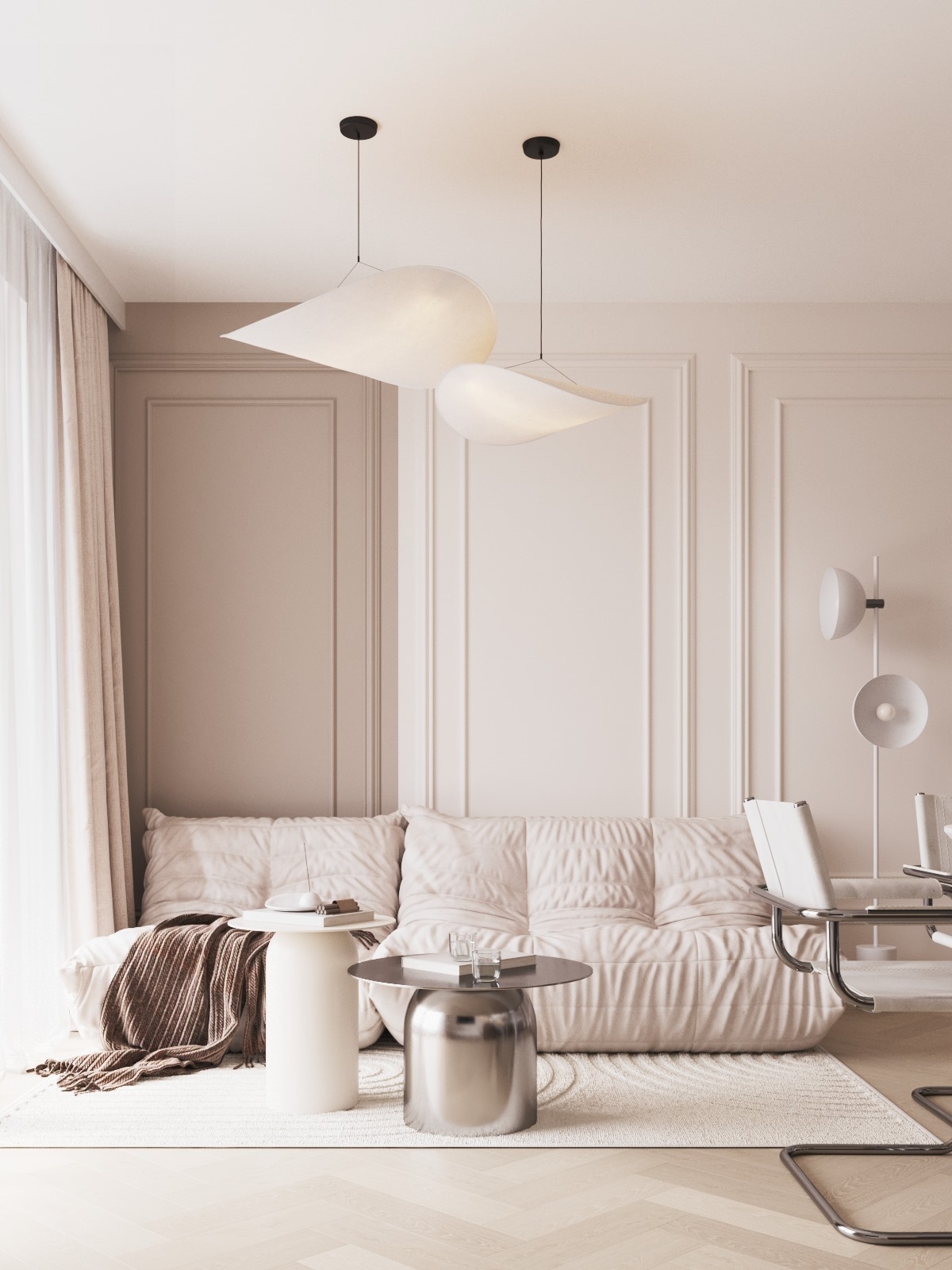 Jasne wnętrze w stylu modern classic: sofa z poduszkami, stoliki kawowe, designerskie lampy wiszące i krzesło biurowe. Subtelna kolorystyka i eleganckie detale.