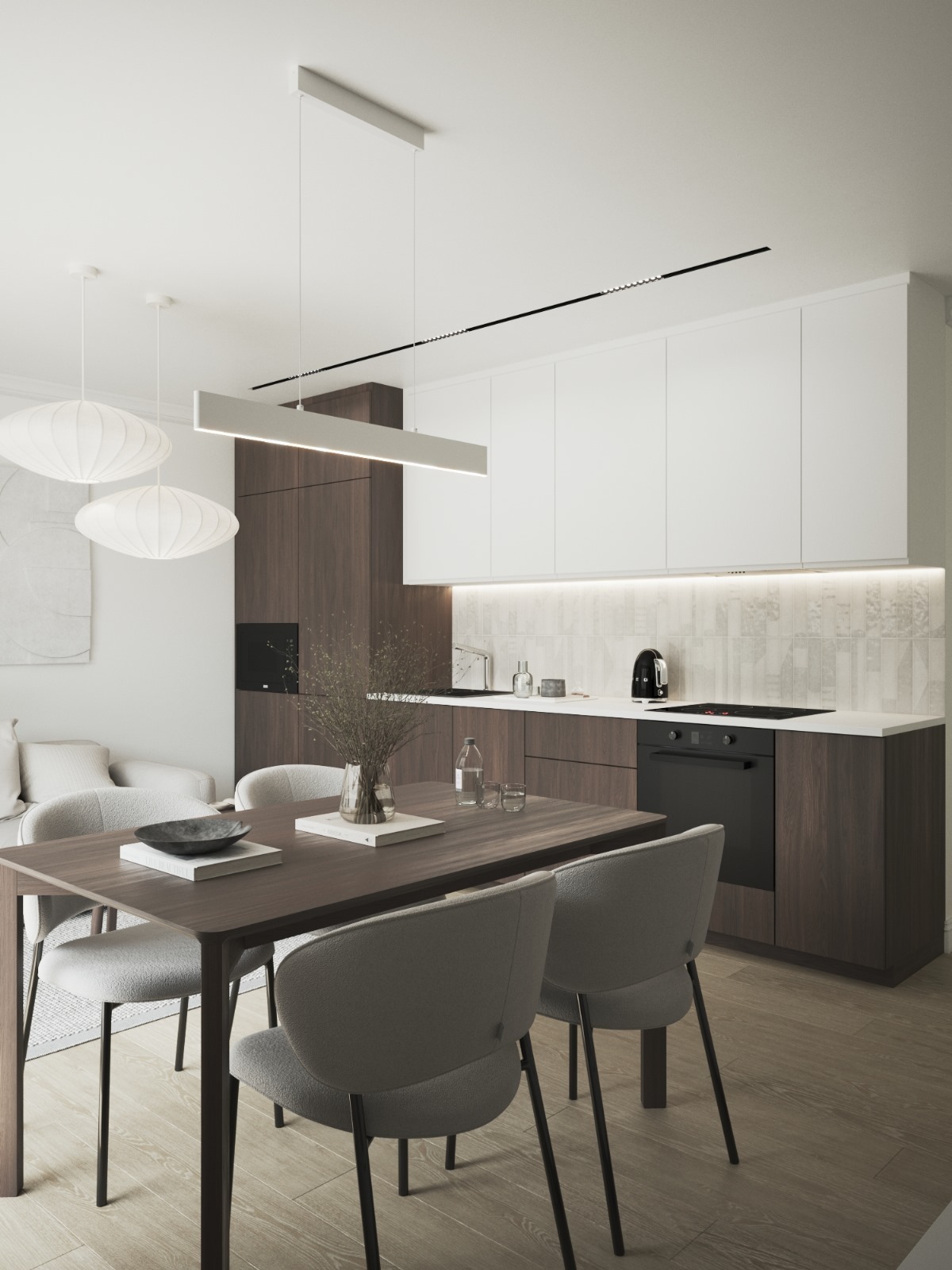 Nowoczesna kuchnia z drewnianymi szafkami i białymi górnymi frontami, oświetlona listwą LED. Stół z szarymi krzesłami i dekoracjami. Minimalistyczny design.