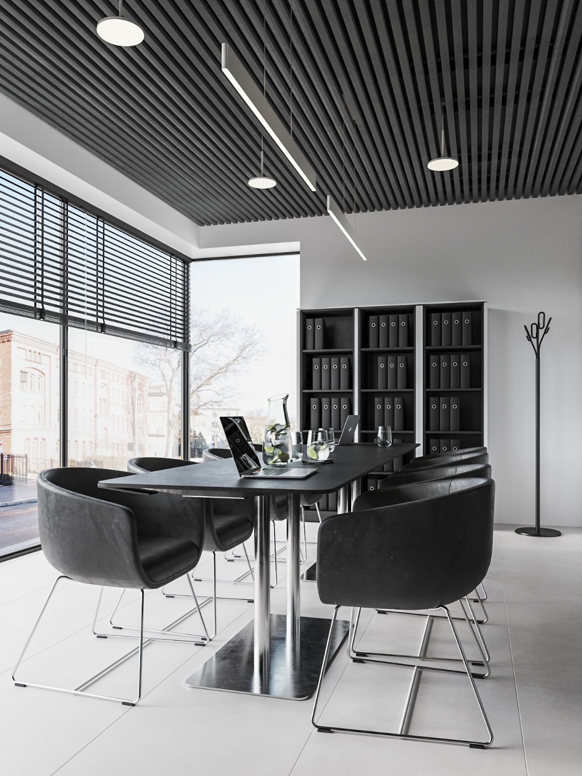 Nowoczesna aranżacja biura: czarny stół konferencyjny z laptopami, minimalistyczne krzesła, regał z segregatorami i widok na miasto przez duże okno z żaluzjami.
